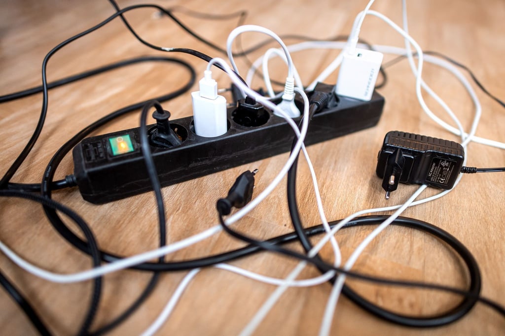 Was kostet es eigentlich sein Handy aufzuladen? Viele Verbraucherinnen und Verbraucher wünschen sich mehr Transparenz über Stromkosten.