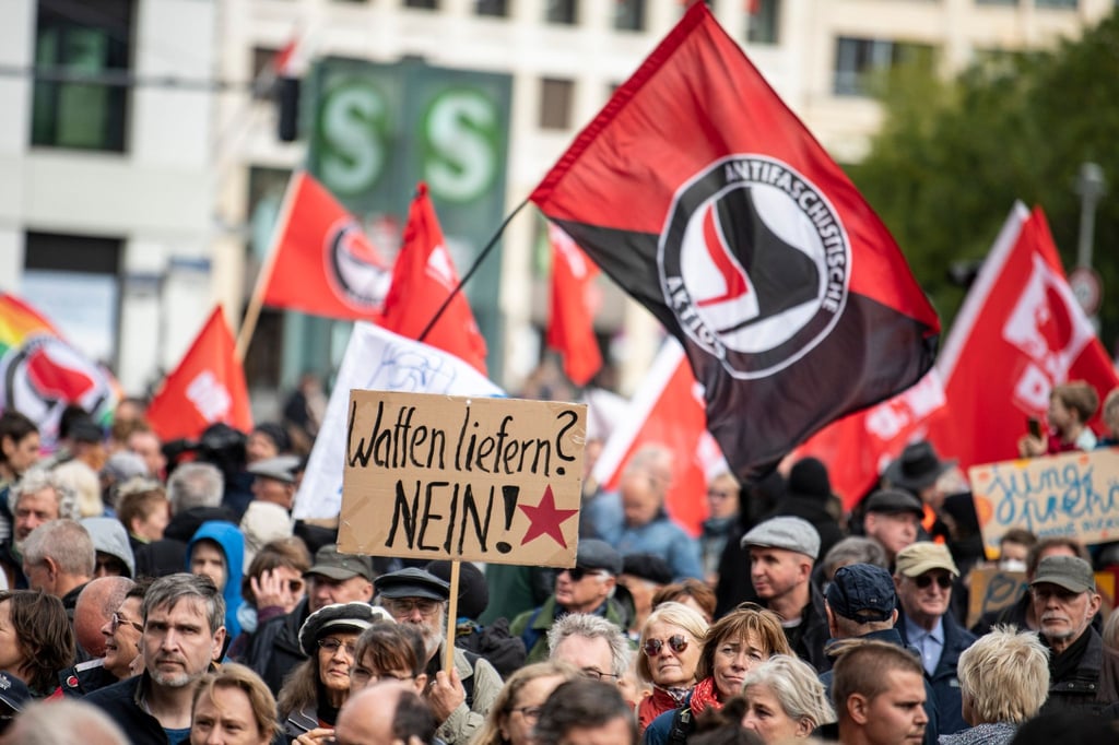 Teilnehmer stehen auf der Demonstration „Heizung, Brot & Frieden! Protestieren statt frieren“ in Berlin.