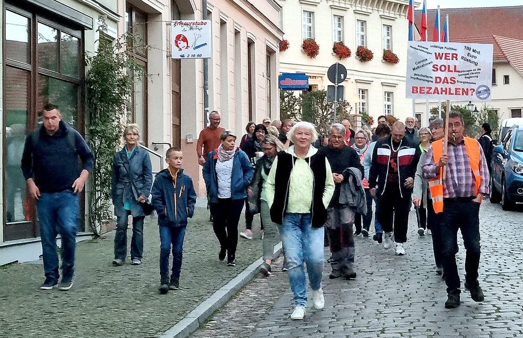 Die „Spaziergänger“ am frühen Montagabend in der Scabellstraße. Anschließend führte sie der Weg dann bis in die Oberstadt und von dort aus wieder zurück bis zum Rathaus.