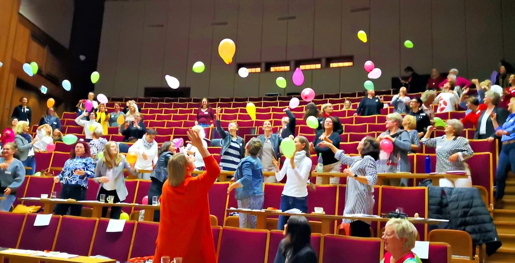 Die Größe der Luftballons zeigt, wieviel die Regia-Konferenz in Wolfen den Unternehmerinnen gebracht hat. Die Begeisterung ist groß.