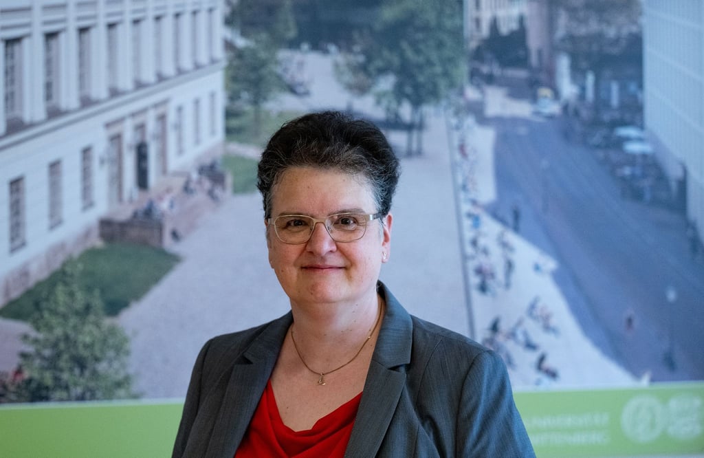 Die Statistikprofessorin Claudia Becker spricht auf einer Pressekonferenz der Universität Halle/Saale.