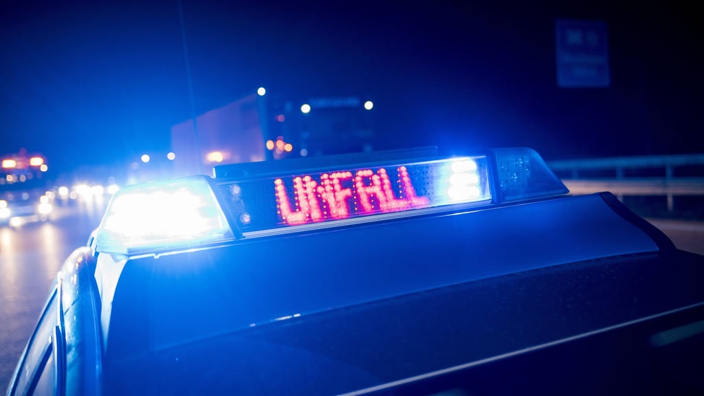 Ein Polizeiauto sichert eine Unfallstelle auf der Autobahn.