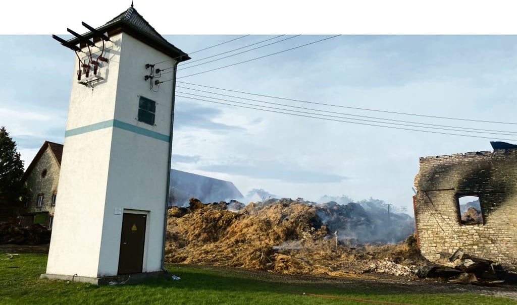 Von der ursprünglichen Scheune in Haus Nienburg ist nicht mehr viel übrig. Noch immer qualmt es vielerorts. Bis zum endgültigen „Feuer aus“ werden noch einige Tage vergehen.