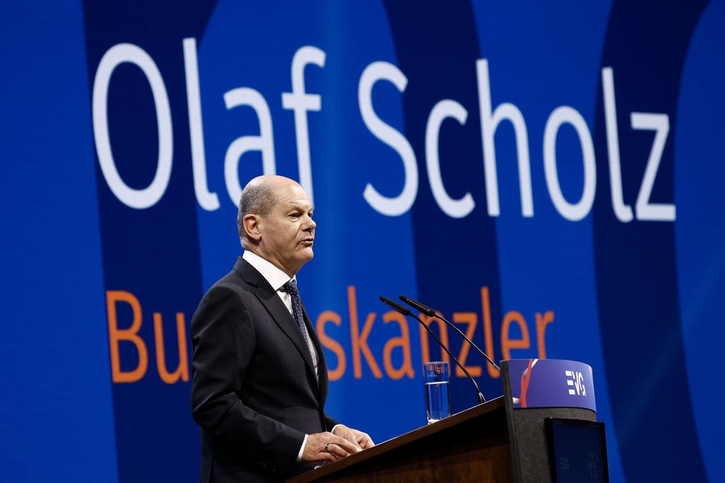 Bundeskanzler Olaf Scholz spricht beim Gewerkschaftstag der Eisenbahn- und Verkehrsgewerkschaft.