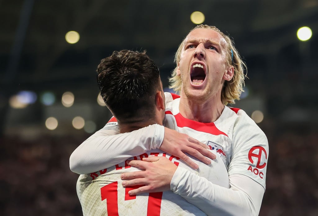 Leipzigs Emil Forsberg (r) jubelt mit Dominik Szoboszlai nach seinem Treffer zum 1:0.