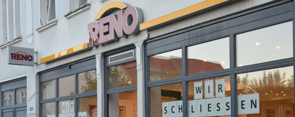„Wir schließen“, steht an den Schaufensterscheiben des Reno Schuhgeschäfts in Salzwedel.