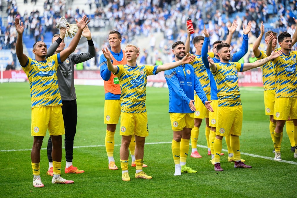 Braunschweiger Spieler jubeln nach dem Spiel mit den Fans.