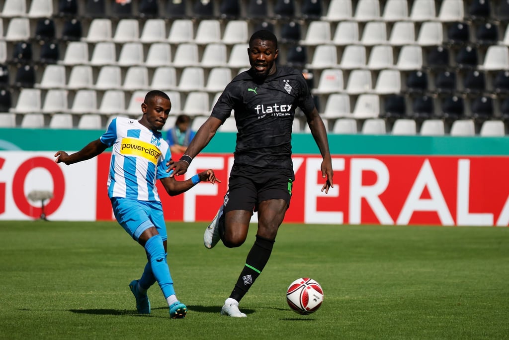 Traf in Oberachern dreifach: Mönchengladbachs Marcus Thuram (r).