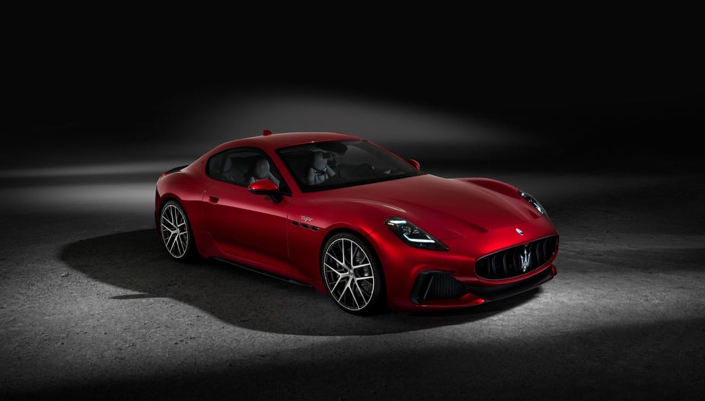 Optisch hat Maserati den Granturismo nur dezent modernisiert. Er steht aber auf einer neuen Plattform, die alte Verbrenner- und neue E-Auto-Welt vereinen soll.