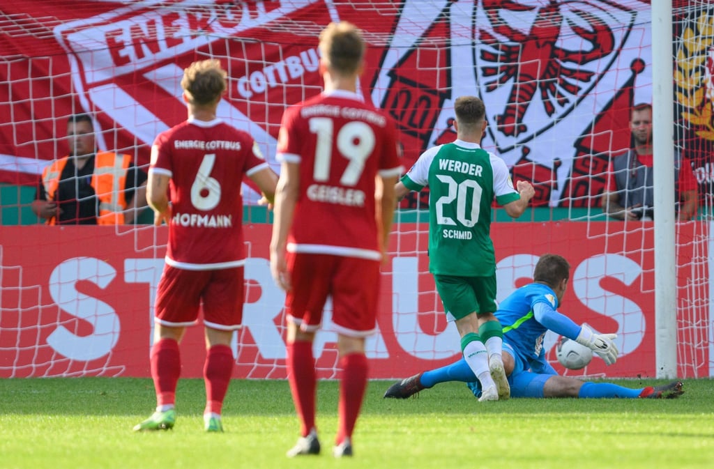 Romano Schmid (2.v.r.) brachte Bremen in Cottbus in Führung.