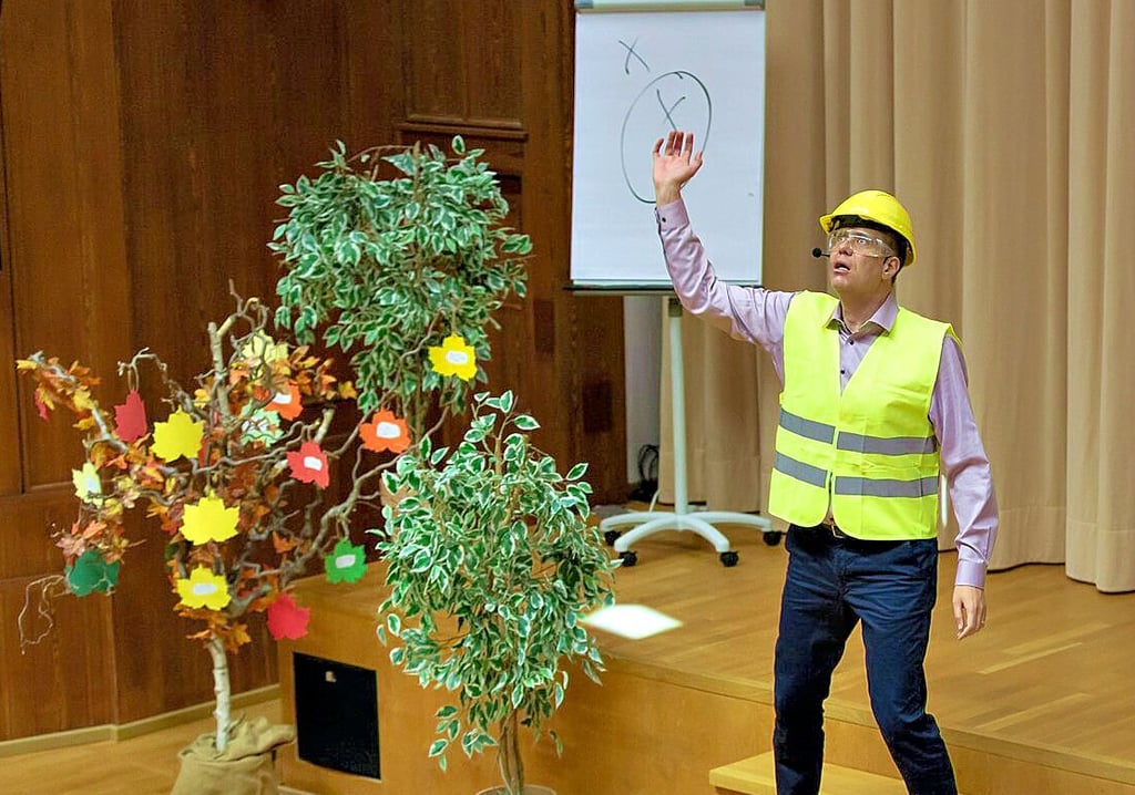 Coach Heiko Zieroth agiert neben dem Baum mit Wünschen von Vereinen. Viele davon werden nun von den Unternehmerinnen erfüllt.
