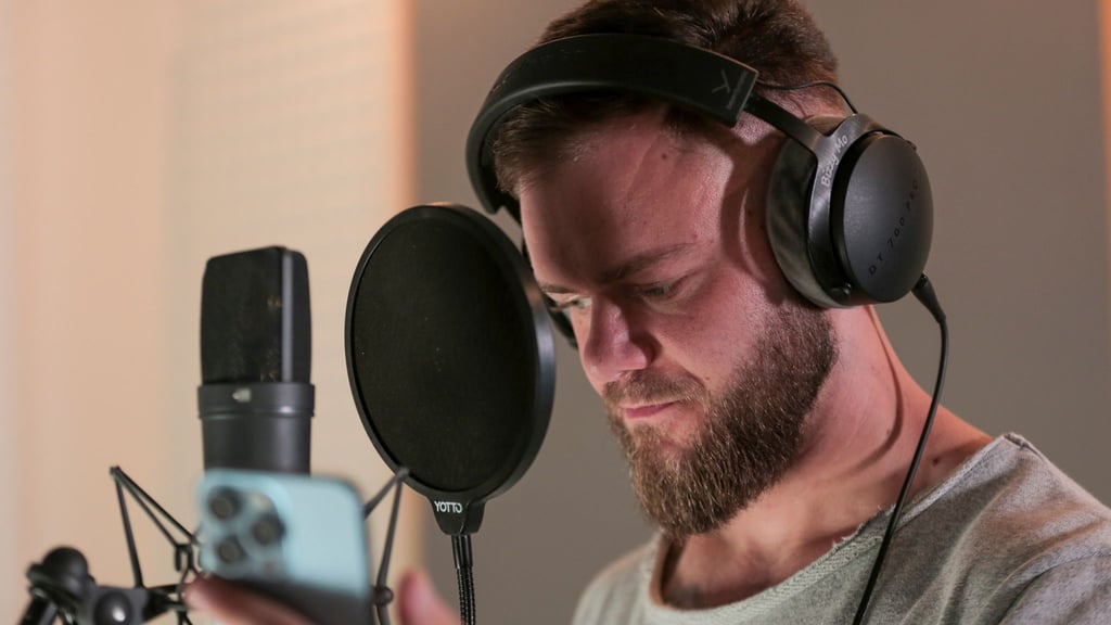 Rapper Artjom in der Tonkabine - eine Szene aus „Jedes Wort ein Sieg - Mein Stottern hält mich nicht auf“.