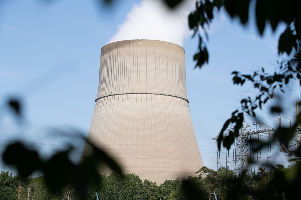 Blick auf das Kernkraftwerk Emsland (KKE) mit seinem Kühlturm.