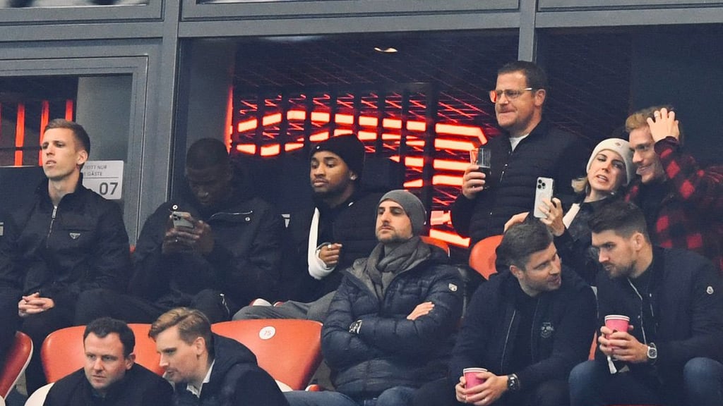 Mukiele (am Handy) war zu Besuch und saß neben dem an der Hand operierten Nkunku