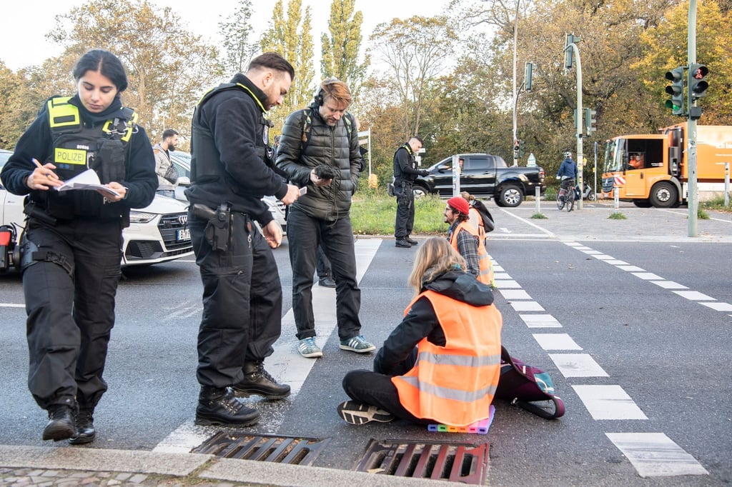 Mitglieder der Gruppe "Letzte Generation" bei einer Blockade auf der Seestraße in Berlin.
