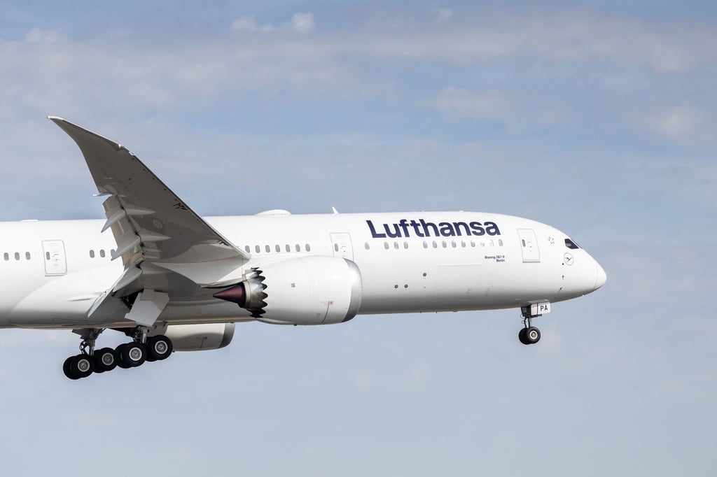 Die Lufthansa-Maschine des Typs Boeing 787-9 ist im Landeanflug auf den Frankfurter Flughafen.