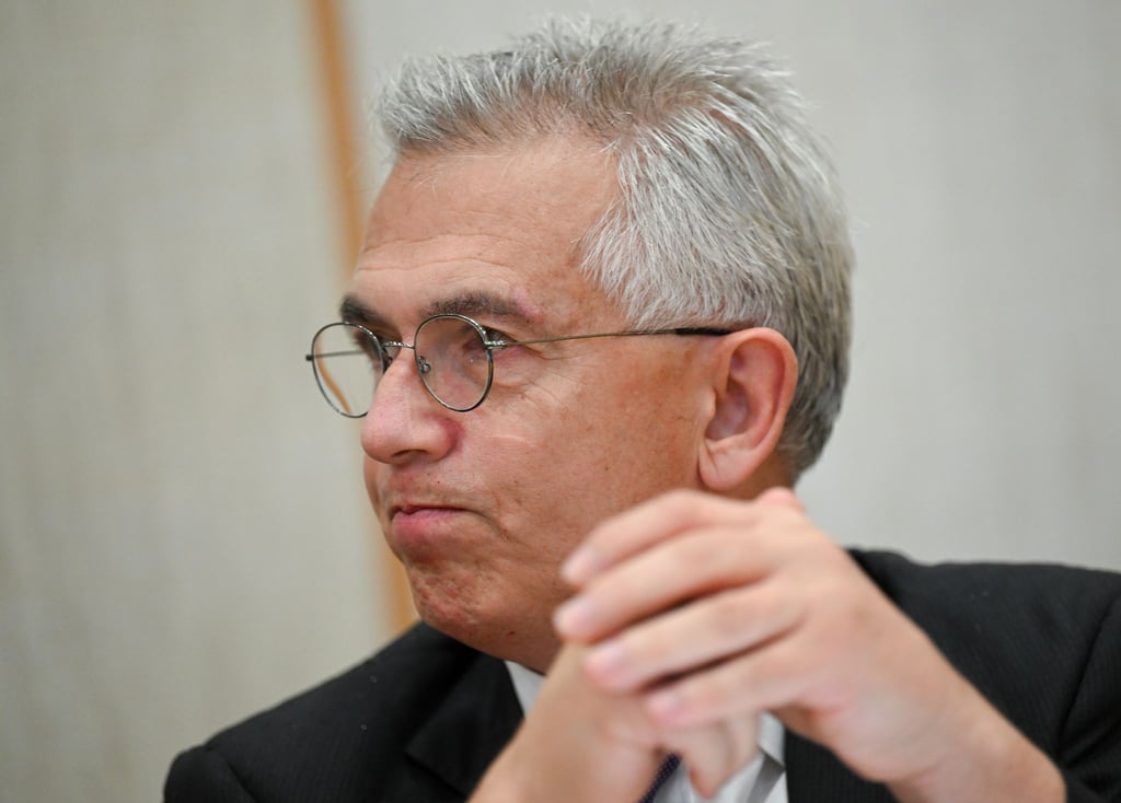 Der umstrittene Oberbürgermeister Peter Feldmann (SPD) muss sich vor dem Landgericht wegen Korruptionsvorwürfen verantworten.