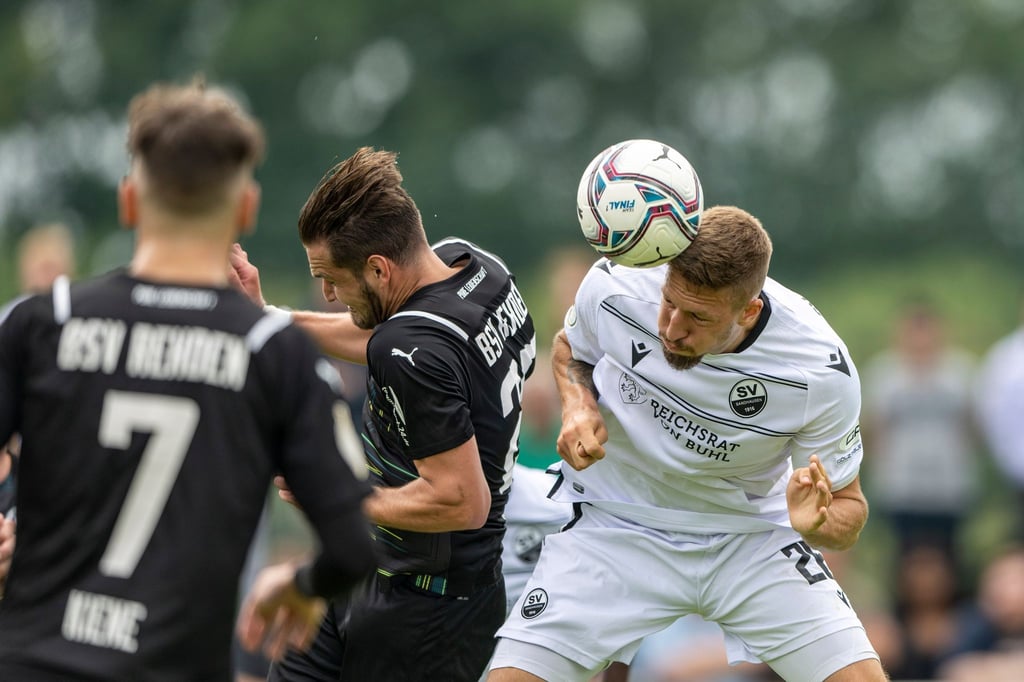 Sandhausens Janik Bachmann (r) setzt zum Kopfball an.
