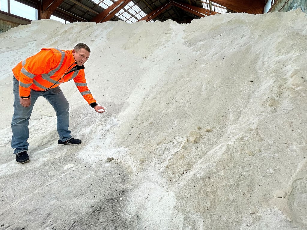 Andreas Dorendorf, Leiter der Straßenmeisterei Oschersleben, sieht nach dem Salz in seiner Halle. Dort lagern rund 800 Tonnen für die Wintersaison. Die Vorbereitungen sind bei ihm abgeschlossen. Eine Schicht-Bereitschaft beginnt hier erst bei Frost.