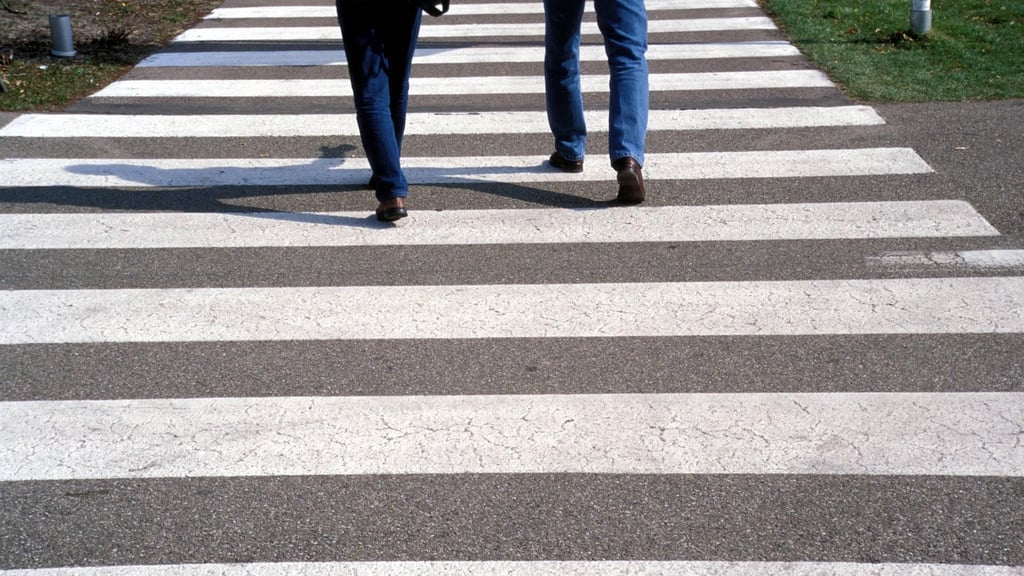 Fußgänger auf einem Zebrastreifen.