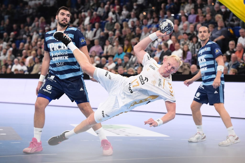 Kiels Patrick Wiencek (M) wirft auf das Tor von Pick Szeged.
