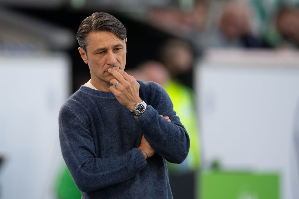 Wolfsburgs Trainer Niko Kovac fasst sich ins Gesicht.