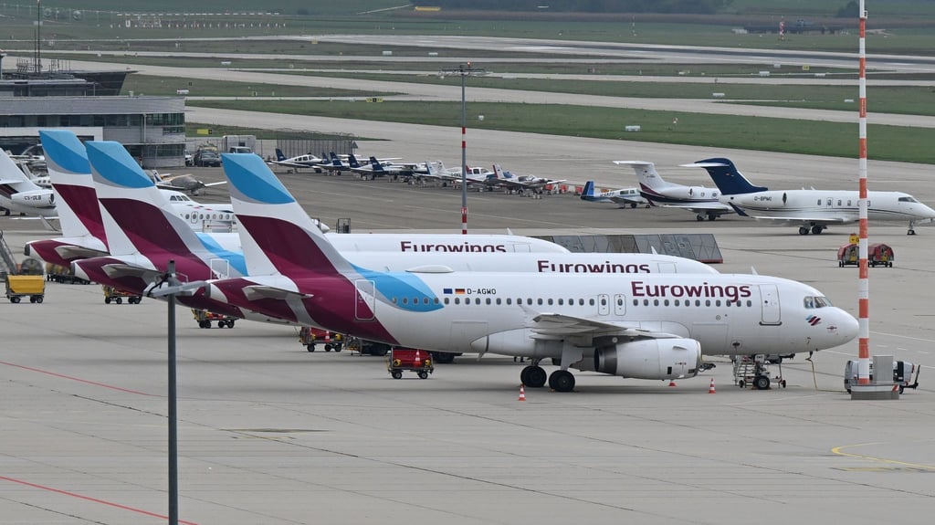 Maschinen der Fluggesellschaft Eurowings geparkt auf dem Vorfeld.