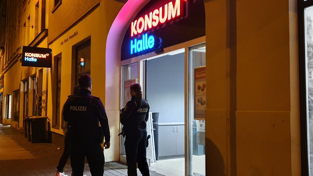 Polizisten vor dem Konsum in der Geiststraße.