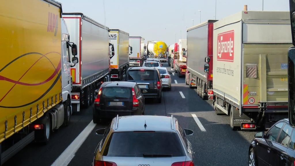 Auf der Autobahn A14 Magdeburg Richtung Halle hat es offenbar zwischen Löbejün und Halle-Nord gekracht. Es liegen nach dem Unfall überall Trümmerteile auf der Fahrbahn. Es wird um äußerste Vorsicht gebeten. Symbolbild: