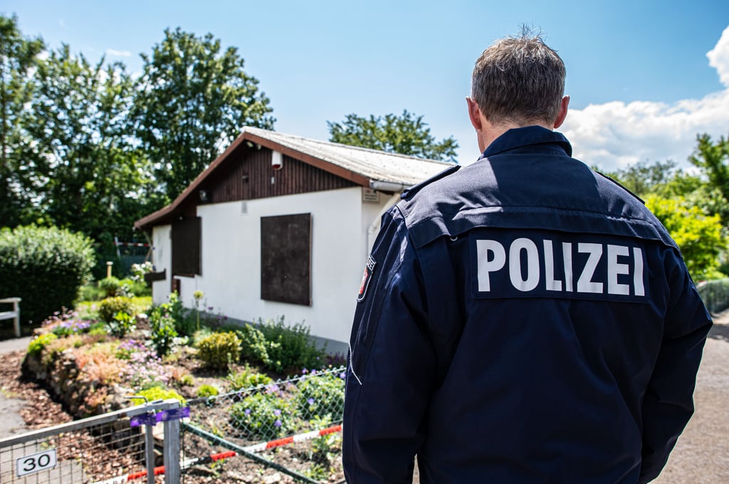 Eine per Haftbefehl gesuchte Frau ist am Montagabend in einer derzeit leerstehenden Laube in einer Gartensparte in der Köthener Straße in Radegast von der Polizei gefasst worden.