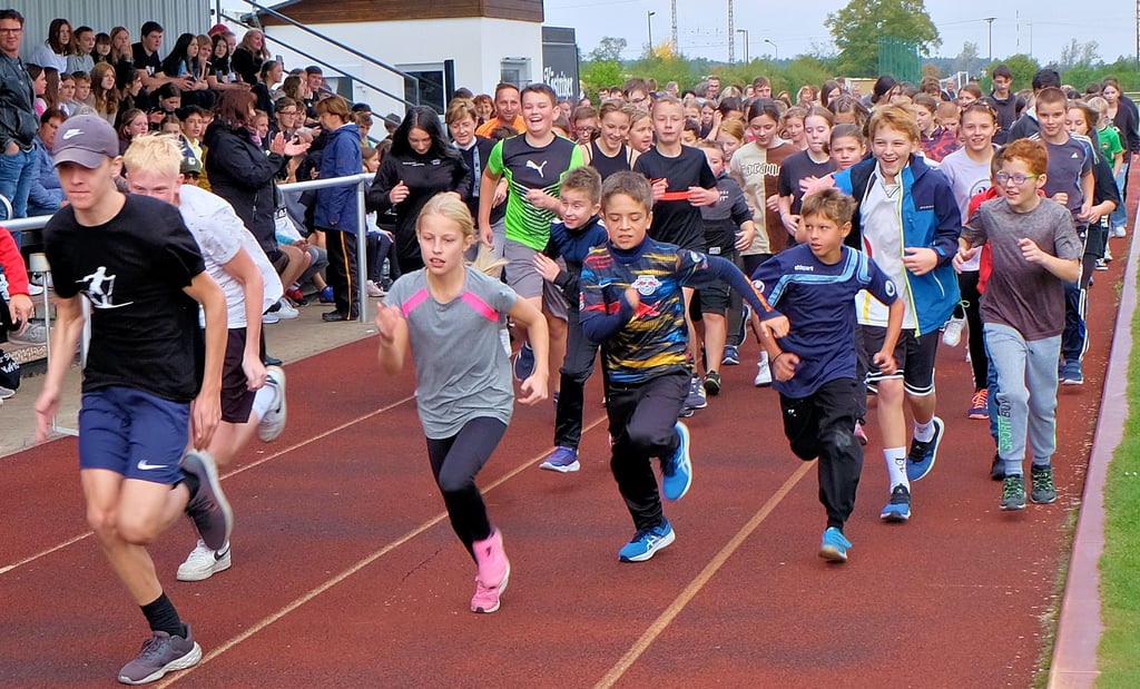 Ab geht die Post! Die Klassenstufen fünf bis sieben der Sekundarschule Elster starten zum 15-minütigen Sponsorenlauf.