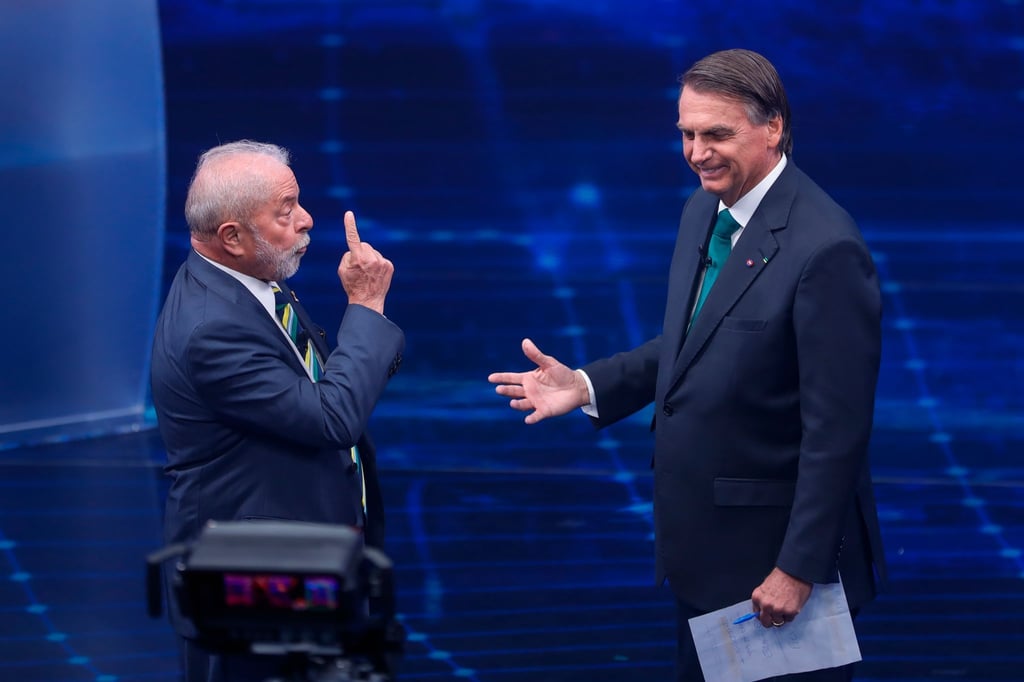Brasiliens Präsidentschaftskandidaten Luiz Inacio Lula da Silva (l) und Jair Bolsonaro stehen sich in einem TV-Duell gegenüber.