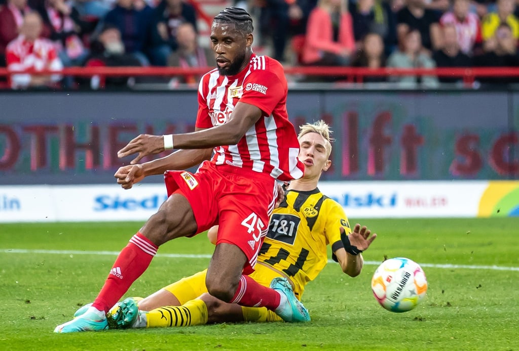 Berlins Jordan Siebatcheu (l) kämpft gegen Nico Schlotterbeck von Borussia Dortmund um den Ball.