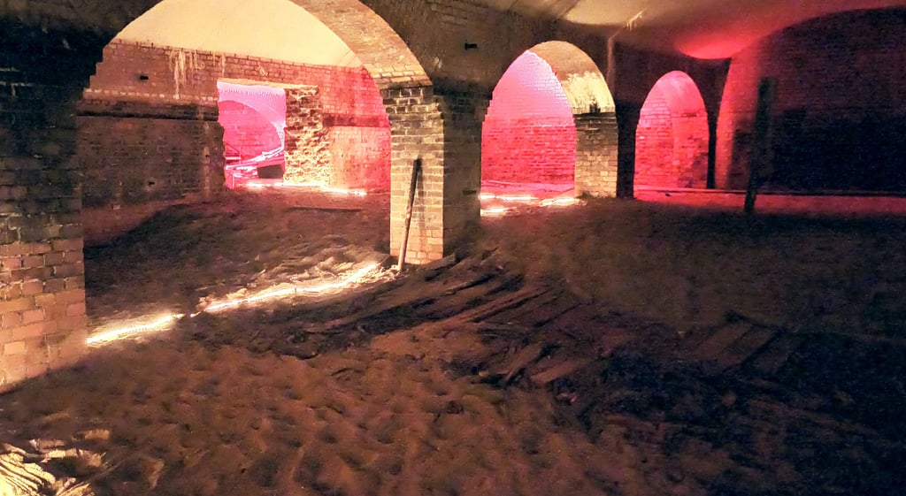 Blick in die Katakomben unter dem Salbker Wasserturm: Wo einst Elbewasser gereinigt worden war, wird in den nächsten Tagen für den Klimawandel sensibilisiert. Die Organisatoren freuen sich auf viele Besucher.