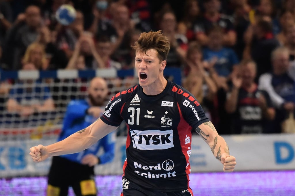 Der Flensburger Emil Jakobsen jubelt nach einem Treffer.