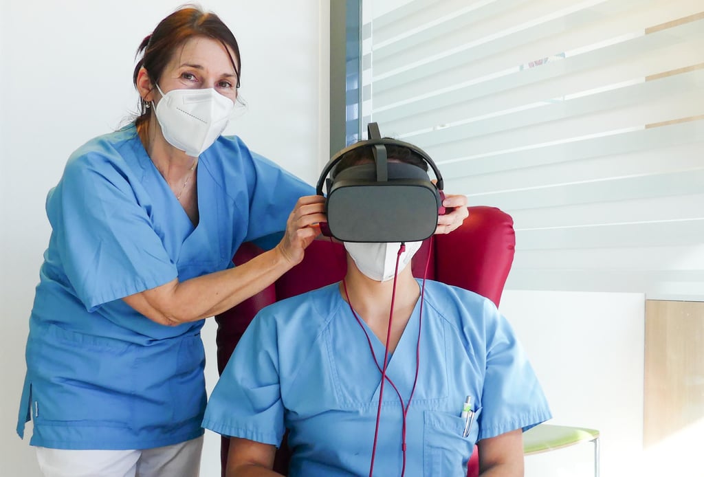 Um die passende VR-Brille zu finden, hat Ines Helma Mosa (links) auch ihre Kollegen testen lassen.