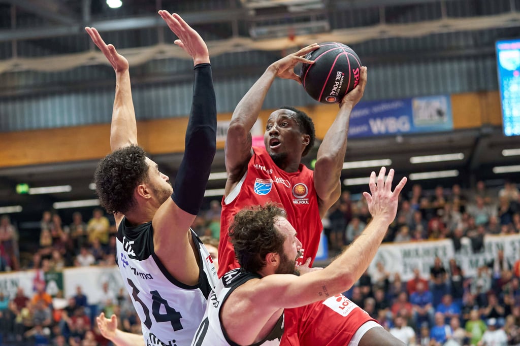 Kris Clyburn zieht für den Syntainics MBC zum Korb.