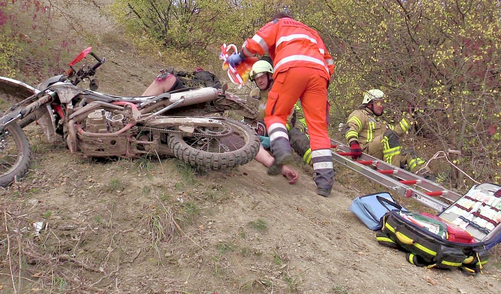 Alle Hände voll zu tun hatten die Einsatzkräfte bei der Simulation des Unfalls, einer Übung der Johanniter in Hecklingen.