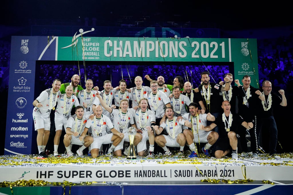 So jubelte der SC Magdeburg im vergangenen Jahr über den Gewinn des IHF Super Globe. Ab heute möchten die Grün-Roten ihren Titel in Saudi-Arabien verteidigen.