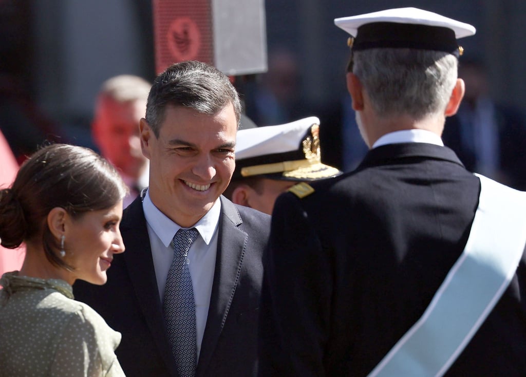 Königin Letizia (l-r), Pedro Sanchez, Ministerpräsident von Spanien, und König Felipe VI. sprechen am Rande einer Militärparade.