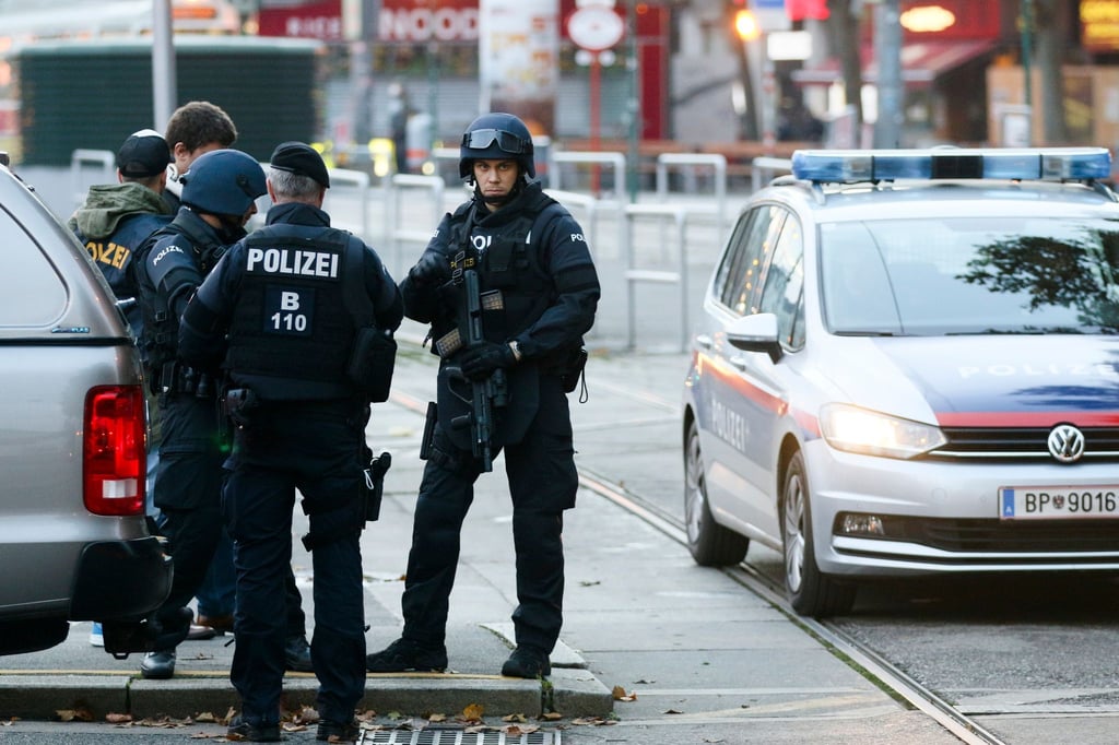 Bewaffnete Polizisten stehen Wache nach der Terrorattacke von Wien im Stadtzentrum.