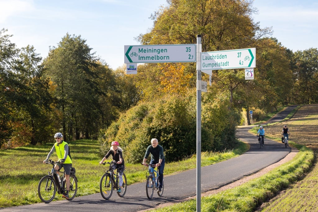 Radfahrer sind zur Eröffnung des Radwegs am Abzweig vom Werratal-Radweg unterwegs.