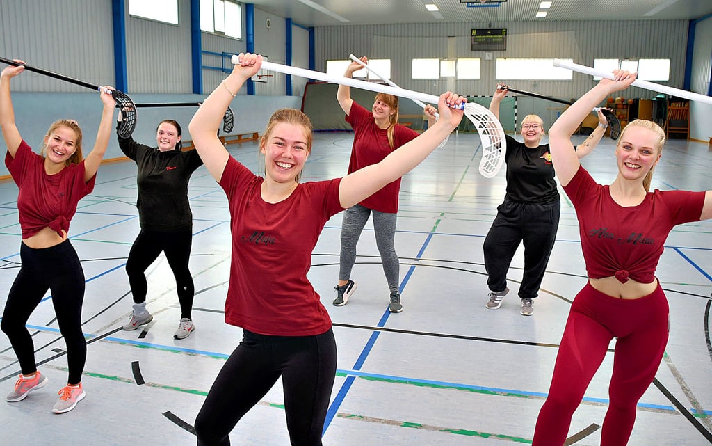 Warum tanzen Leonie Gadau (v.l.), Vanessa Dürre, Maja Bösche, Nicole Bösche, Saskia Lohöfer und Anne-Marie Fiedler mit Hockeyschlägern in den Händen? Dieses Rätsel wird erst bei der öffentlichen Generalprobe am 12. November in Grauingen gelöst.
