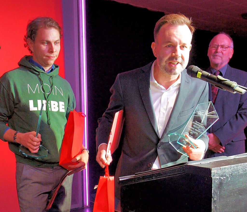 Schauspieler Sebastian Hammer bedankte sich für den Theaterpreis, den Laudator Hannes Rühlmann (rechts) ihm und Schauspielkollegen Ole Xylander (links) überreicht hat.