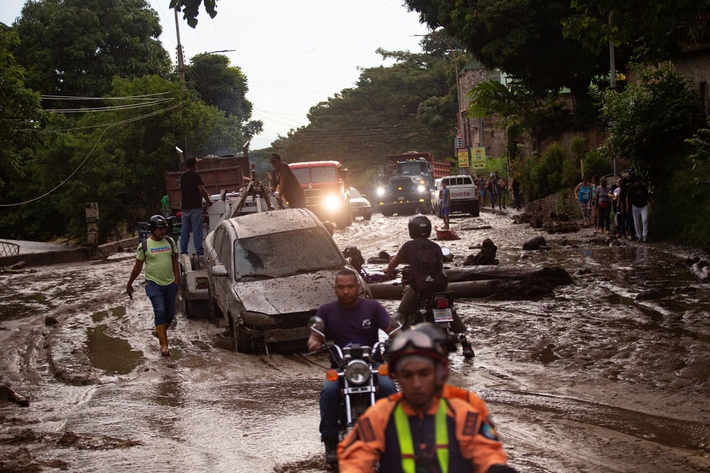 Menschen und Fahrzeuge stecken im Schlamm der durch Überschwemmungen und Erdrutsche auf die Straßen kam. Heftige Regenfälle in Venezuela führten zu Hochwasser in der Stadt Maracay im Bundesstaat Aragua. Es gab mehrere Todesopfer.