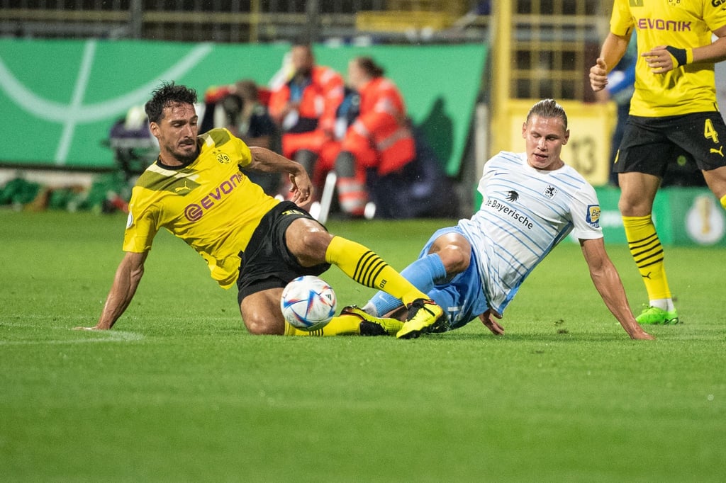 Kam in München von der Bank: BVB-Verteidiger Mats Hummels (l).