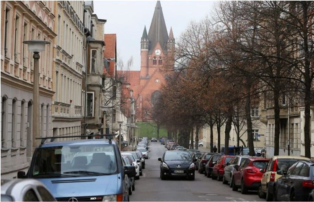 Öffentliche Parkplätze im Paulusviertel in Halle. Geht es nach der Stadt wird es solche kostenlosen Angebote in einigen Jahren nicht mehr geben.