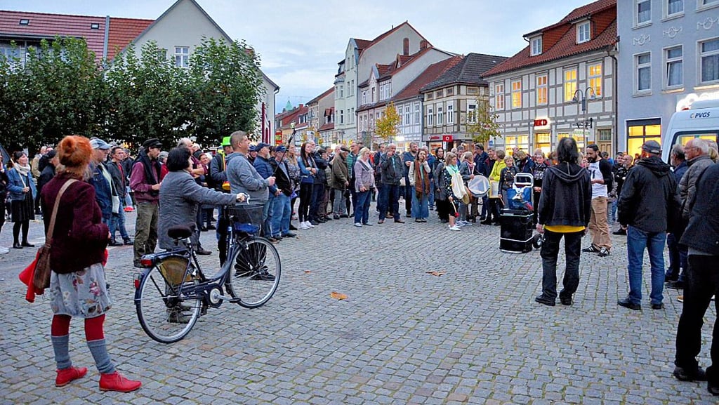 Die Teilnehmer der Demo am Montag haben sich vor dem Start auf dem Rathausturmplatz in Salzwedel versammelt.