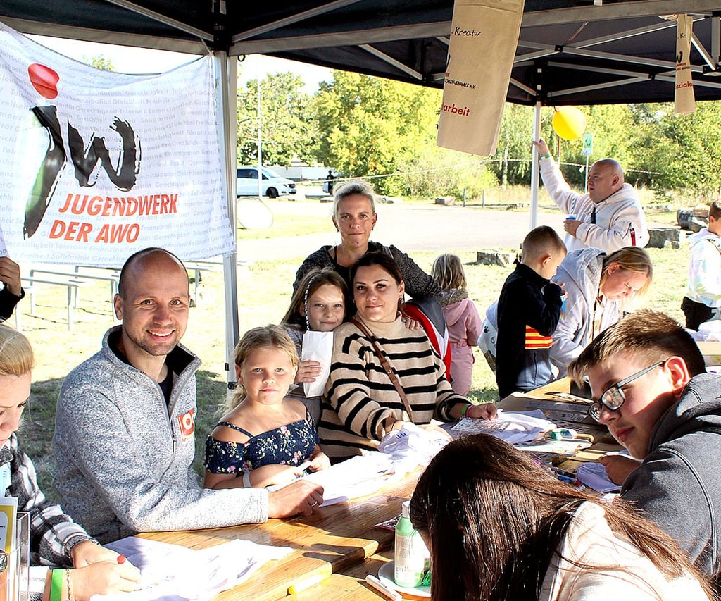 Sozialarbeiter aus Magdeburg-Olvenstedt hatten auch beim Aktionstag „Olven Fun“ einen Stand, um mit Eltern ins Gespräch zu kommen.