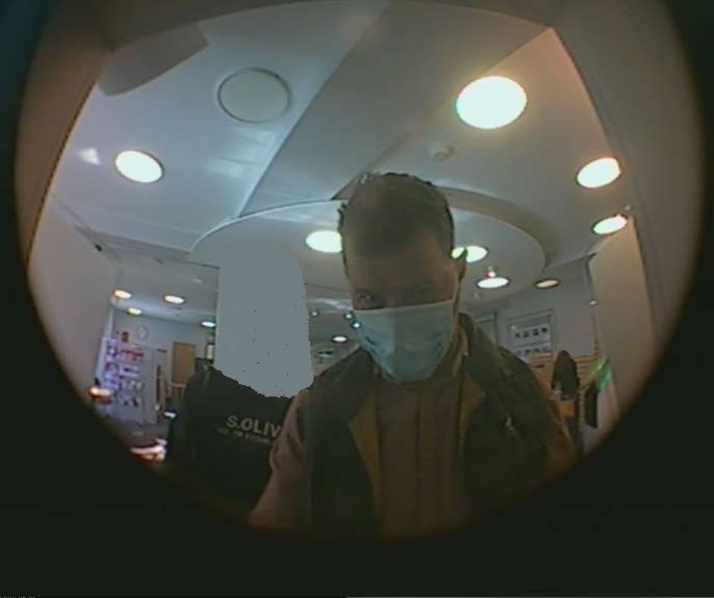 Dieser Mann könnte mehrere hundert Euro mit einer fremden EC-Karte aus einem Geldautomaten im Ilsenburg im Harz erneutet haben.